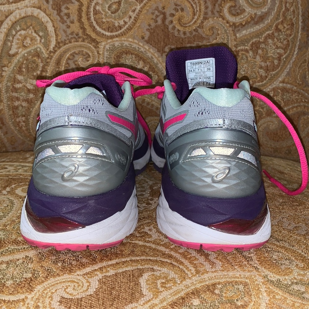Ladies sneakers.
